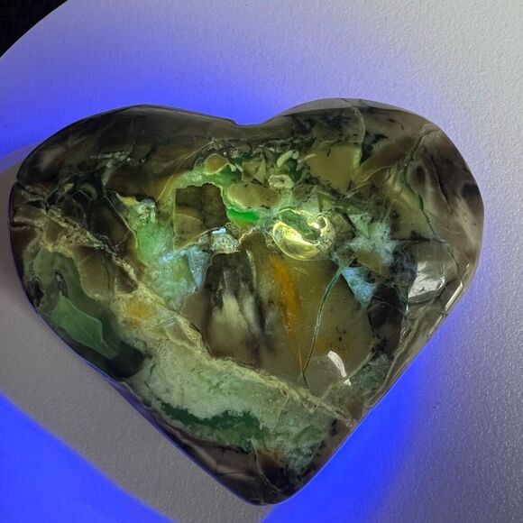 Volcano Agate Crystal Heart Carving UV‎ Reactive (#1) - Picture 5 of 12